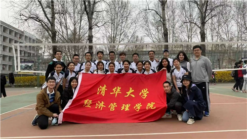 陈安琪(前排左三)与经管学院女子排球队合影.jpg
